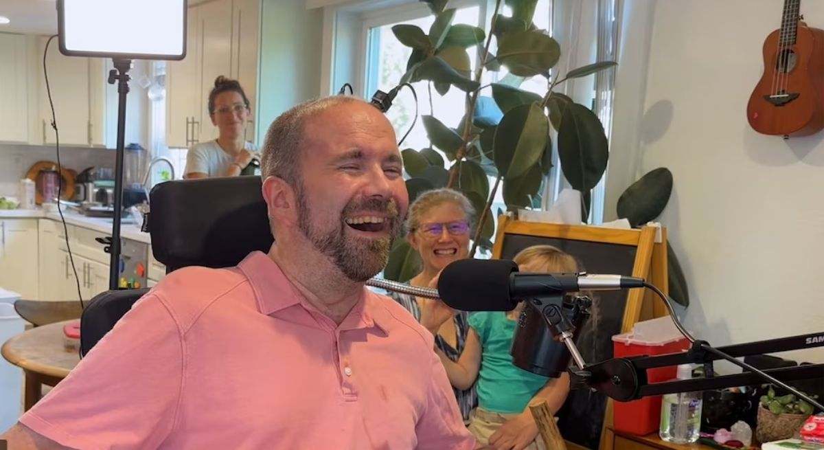 Casey Harrell, paciente con ELA, utiliza una interfaz cerebro-computadora para comunicarse desde su casa.jpg